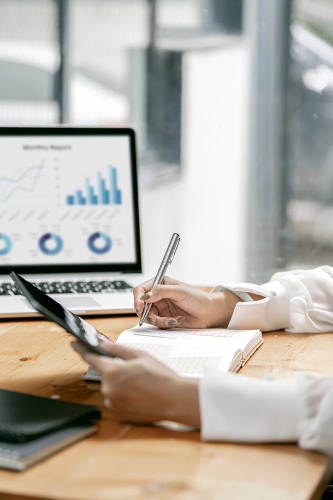 Equipe de controle público analisando documentos